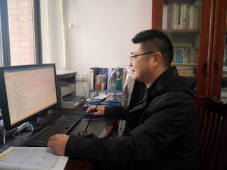 说明: C:\Users\Administrator\Desktop\外国语照片\mansion88明升教师上课\mansion88明升 普通032192  朱红东老师 《大学英语四》.jpg